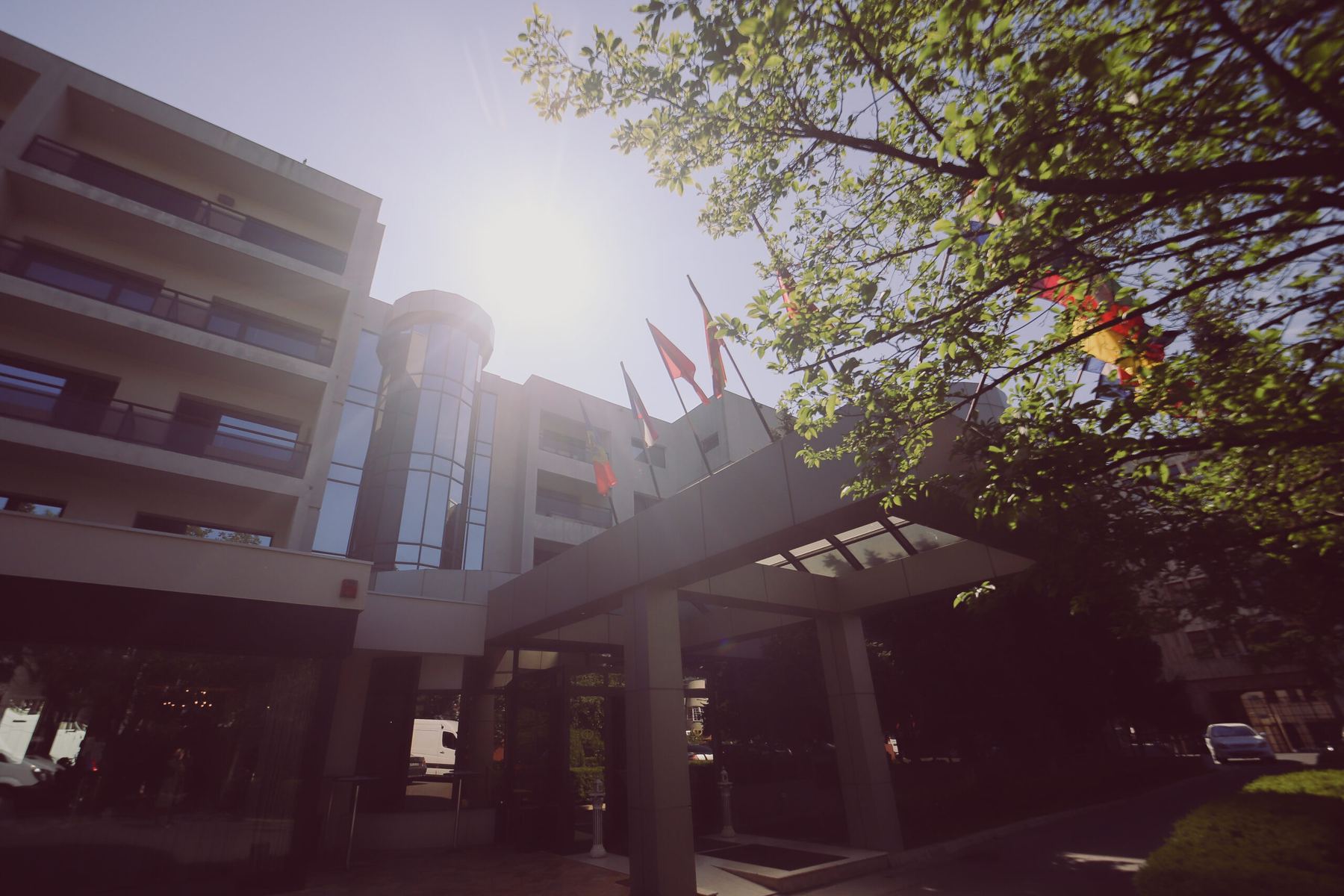 Hotel Dumbrava — parc & clădire